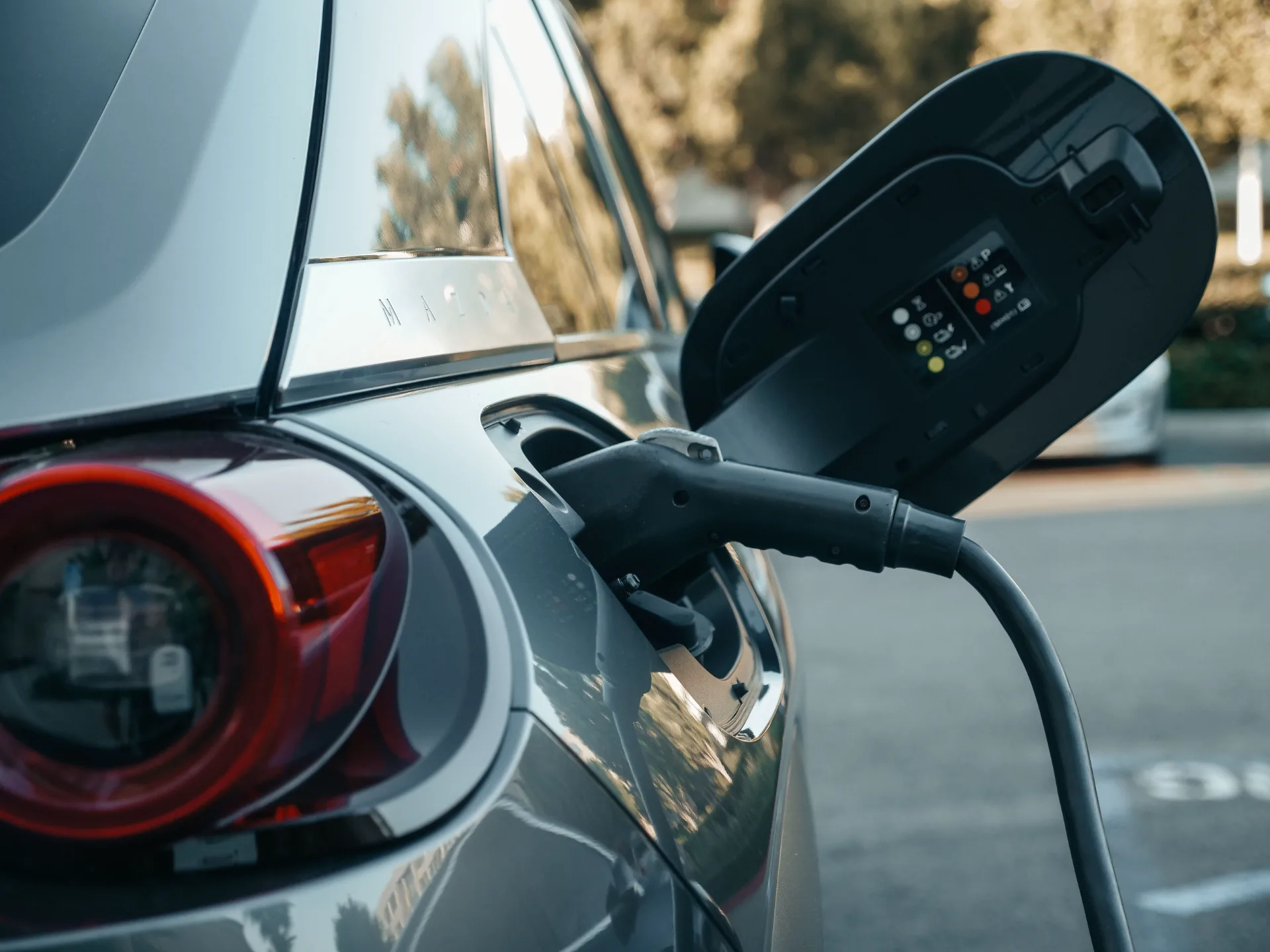 Sube la bencina y gremios extranjeros piden frenar la venta de autos más rendidores para Chile